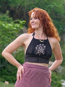 Crop top en crochet fait main pour femme, style bohème chic, col licou, noir, tricoté, motif floral imprimé, dos nu, tissé - Product Image 3