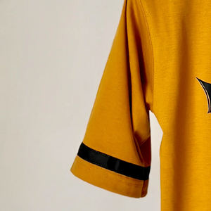 เสื้อยืดแขนสั้นคอวีสำหรับผู้ชาย แห้งเร็ว เหมาะกับกีฬาฤดูร้อน ดีไซน์แฟชั่นสั่งทำได้ ทรงโอเวอร์ไซส์ เท่ห์ เป็นมิตรกับสิ่งแวดล้อม ผลิตด้วยเทคนิคการพิมพ์แบบซับลิเมชั่น เนื้อผ้าถักคุณภาพสูง - Product Image 3