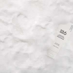 Espuma limpiadora revitalizante diaria de jengibre, agua de jengibre, ácido hialurónico, fórmula vegana, acción de burbujas, limpieza suave, para piel sensible al acné - Product Image 3