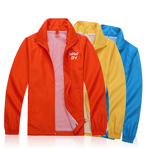 เสื้อแจ็คเก็ตผู้ชายสีดำ ผ้าโพลีเอสเตอร์ระบายอากาศได้ดี แบบมีฮู้ด คอตั้ง ปิดด้วยซิป  โลโก้ด้านหน้า กันน้ำ กันลม บุขนสัตว์ - Product Image 5
