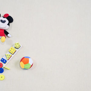 Alfombra de Lana de Nueva Zelanda Hecha a Mano, Diseño Geométrico Verde Oliva y Blanco de Mediados de Siglo, Alfombra Artesanal para Sala de Estar - Product Image 2