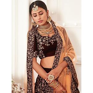 Lehenga choli ผ้ากำมะหยี่ปักสีแดงเข้มสำหรับเจ้าสาว - Product Image 3