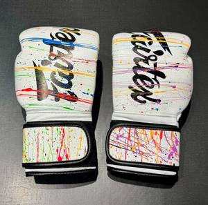 ราคาขายส่ง RTS คุณภาพสูงสุด ถุงมือชกมวย Fair Tex แบบกำหนดเองได้ หลายสีขาว สำหรับการต่อสู้ ถุงมือพิมพ์ลายที่ใส่สบาย รุ่น AI-MG-06 - Product Image 2