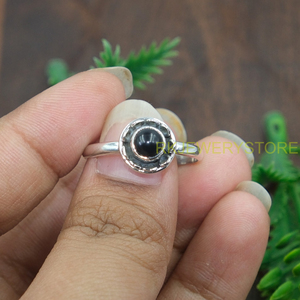 Bague en Onyx Noir Naturel Rond Cabochon, Argent Sterling 925, Faite à la Main, Sertissage Floral, Bague Minimaliste en Pierre Précieuse pour Femme - Product Image 4