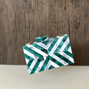 Sac à main en résine fait main ILAHI avec chaîne, motif à carreaux noir et blanc, forme personnalisée, sérigraphie - Product Image 2