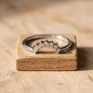 Bague minimaliste en or massif 10K, 14K, 18K avec diamant de laboratoire rond de 0,17 ct certifié IGI, couleur E, pureté VVS, motif chevron. - Product Image 2