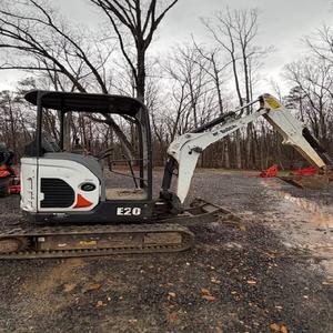 Mini-excavatrice Bobcat E20 abordable, 2 tonnes, hydraulique, sur chenilles, faible nombre d'heures, machine puissante et efficace pour les travaux de construction - Product Image 2