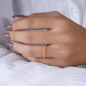 Bague élégante en or jaune torsadée pour femme, style minimaliste, cadeau de mariage, de fiançailles ou d'anniversaire, bijoux fins de luxe - Product Image 1