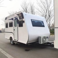 Caravane hybride étanche 4x4 légère en acier inoxydable moderne pour 4 personnes, confortable, avec panneaux solaires, tout-terrain