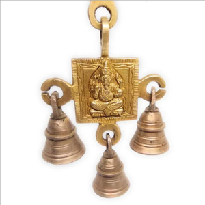 Panel ornamental de Ganesha en latón con tres campanas colgantes, perfecto para espacios sagrados. Campana de latón para montar en la pared, a precios de mayorista. - Product Image 1
