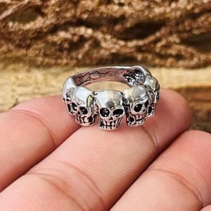 Anillo con múltiples calaveras de plata de ley 925, anillo gótico punk biker, anillo de plata oxidada para hombre - Product Image 2