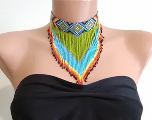 Collier ras du cou et boucles d'oreilles perlées faites à la main au design élégant • Bijoux tribaux bohèmes pour mariage, anniversaire - Product Image 5