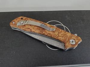 Cuchillo Plegable SHARP POINT TRADES con Hoja de Acero Inoxidable de 0.5mm de Grosor, Mango de Madera y Apertura con Perilla, 6.7 pulgadas - Product Image 4