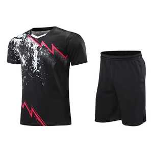 Camiseta de Tenis Negra con Cuello en V para Hombre, con Estampado de Rayos Rojos, Absorbente de Humedad, Manga Corta, Fabricación Premium en Pakistán - Product Image 3