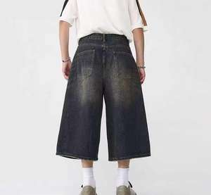 Shorts en jean pour hommes avec logo personnalisé, design embossé, chaîne et pierres imprimées, style streetwear. - Product Image 2