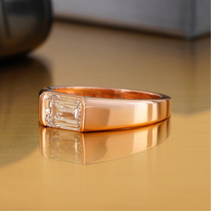 Anillo de Boda para Hombre en Oro Rosa de 14K con Diamante Cultivado en Laboratorio de Corte Esmeralda de 2.11 CT, Claridad VVS1, Buen Corte, Engaste de Bisel - Product Image 2