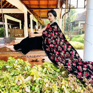 Bhanderi - Hermoso Sari Negro sin Costuras para Fiesta con Bordado de Lentejuelas - Product Image 4