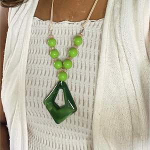 Collier en résine artisanal de style moderne, léger, finition lisse pour un usage quotidien, accessoire de mode de bureau - Cristal RR ENTERPRISES - Product Image 6