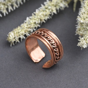 Anillo de Cobre Estilo Vintage – Anillo Ajustable Unisex con Trenzado y Grabado - Product Image 2
