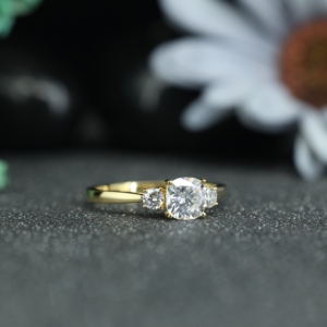 Bague de fiançailles en argent sterling 925 plaqué or avec trois pierres de moissanite taille ronde, style diamant classique pour femme, vente en gros - Product Image 4