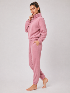 Conjunto deportivo de lana para mujer que ofrece una cálida comodidad y un estilo premium con tela suave, perfecto para descansar o para un estilo de vida activo en invierno. - Product Image 1