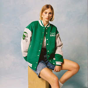 เสื้อแจ็คเก็ตวาร์ซิตี้สีเขียวสำหรับผู้หญิง ผ้าขนสัตว์ผสม แจ็คเก็ตเบสบอลแบบ Letterman สำหรับวิทยาลัย แขนเสื้อตัดสี  โลโก้สั่งทำได้ รับผลิตแบบ OEM - Product Image 1