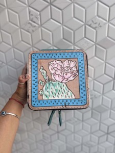 Nouvelle Trousse à Bijoux Compacte en Cuir de Vachette de Créateur avec Broderie Florale et Cuir Façonné à la Main – Rangement Durable pour Accessoires - Product Image 5