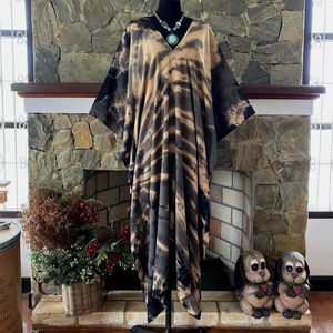 Vestido Caftán de Rayón Color Marrón Arena con Estampado Shibori Tie Dye, Estilo Boho, Arte Vestible, Corte Holgado - Product Image 1