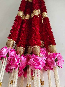 Guirnalda de Flores Artificiales Color Granate Hecha a Mano con Cuentas Doradas o Borlas de Perlas para Decoración de Fondo en Bodas y Festivales Indios - Product Image 4