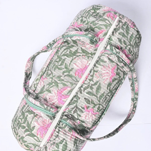Sac de voyage matelassé floral avec motif de fleurs roses et de feuilles vertes pour les voyages et les week-ends, sacs de voyage indiens imprimés à la main - Product Image 3