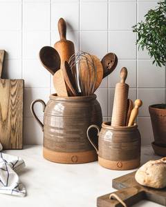 Ensemble d'outils de service pour salade en bois rustique, artisanal et écologique, dans un pot en céramique - Product Image 1