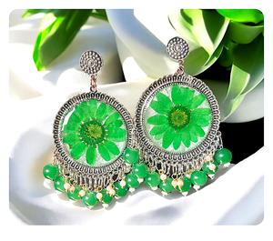 Boucles d'oreilles pendantes en résine époxy avec fleurs séchées faites à la main, tendance, plaquées argent, perles vertes florales, style bohème, logo personnalisé chrétien - Product Image 2