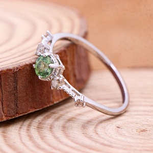 Anillo de Compromiso de Plata de Ley 925 con Zafiro Verde Redondo Natural |   Joyería Fina Hecha a Mano con Detalles de Diamantes, Regalo para Mujer - Product Image 6