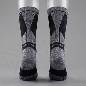 ถุงเท้ากีฬาเทอร์รี่กันลื่นสำหรับบาสเกตบอล ฟุตบอล ผู้ชาย ระบายอากาศได้ดี ซับแรงกระแทก เหมาะสำหรับการฝึกซ้อม ทีมกีฬา  สีสันปรับแต่งได้ - Product Image 2