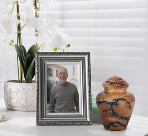Urna Conmemorativa Artesanal con Cuentas, Elegante Porta Cenizas para Decoración del Hogar al Mejor Precio - Product Image 1