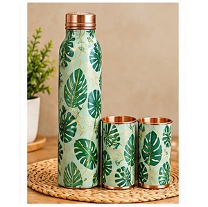 Bouteille d'eau en cuivre à motif géométrique pilier de style mi-siècle avec tasses assorties – Vaisselle portable pour le voyage - Product Image 4