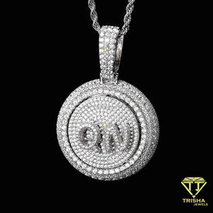 Pendentif circulaire Moissanite serti de diamants avec surface en pierre étincelante, bordure dorée, luxe, mode Hip Hop - Product Image 4