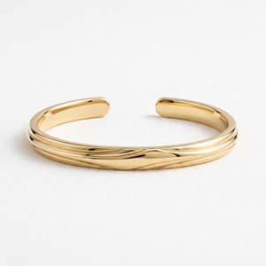 Bracelet minimaliste en or 18 carats pour femmes, bijoux fins de luxe modernes, bracelet de créateur, fabricant OEM personnalisé, Thaïlande - Product Image 3