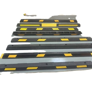 Emplacements réservés pour les bornes de stationnement en caoutchouc-plastique codées par couleur - Product Image 1