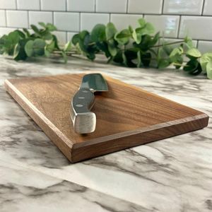 Planche à découper en bois artisanale avec résine, pour la préparation des aliments, la cuisine, la pâtisserie, le service et la restauration - Product Image 3