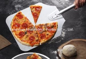 Utensilios de cocina sostenibles para pizza Henry Foodservice: Paleta para pizza de aluminio y madera con mango de madera - Product Image 4