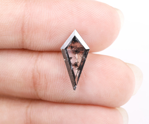 เพชรทรงว่าวโบราณ OM GEMS น้ำหนัก 1.60 กะรัต ทรงเกลือพริกไทย เจาะด้วยเลเซอร์ เพชรเลี้ยงในห้องปฏิบัติการ เพชรเกลือพริกไทยสั่งทำพิเศษ - Product Image 6