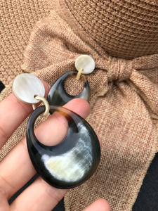 Pendientes Elegantes y Modernos Hechos a Mano con Cuerno de Búfalo, Ecológicos y Personalizables, Ideales para Bodas - Product Image 4