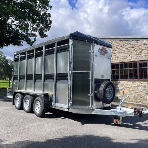 Remorque de transport en acier inoxydable pour bétail et chevaux avec rampe et barrières latérales, capacité de 4000 kg - Product Image 2