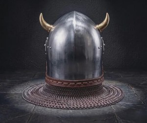 Casque médiéval antique à visage de cochon avec cornes plaquées or, armure en acier, gilet de mailles, thème animal, objet de collection - Product Image 6