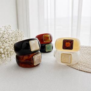 Bracelet manchette large en résine marbrée fait main, avec pierre carrée en métal doré, style moderne et artistique pour femme - Product Image 5