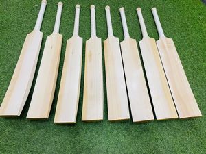English Willow Size 4 Junior Cricket Bat Light <b>Weight</b> - Product Image 1