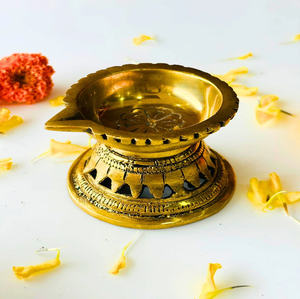 Diya classique en laiton doré avec des sculptures complexes en forme de pétales de lotus sur le bord festonné et la base, disponible à prix de gros. - Product Image 2