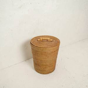 Cubo de basura decorativo de ratán con soporte interior resistente y acabado liso para interiores de hoteles, resorts y restaurantes. - Product Image 3