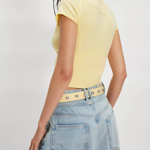 T-shirt court jaune pour femme, à coutures apparentes, fabriqué en usine, à manches courtes, col rond, tricoté, décontracté, pour le printemps et l'été - Product Image 2